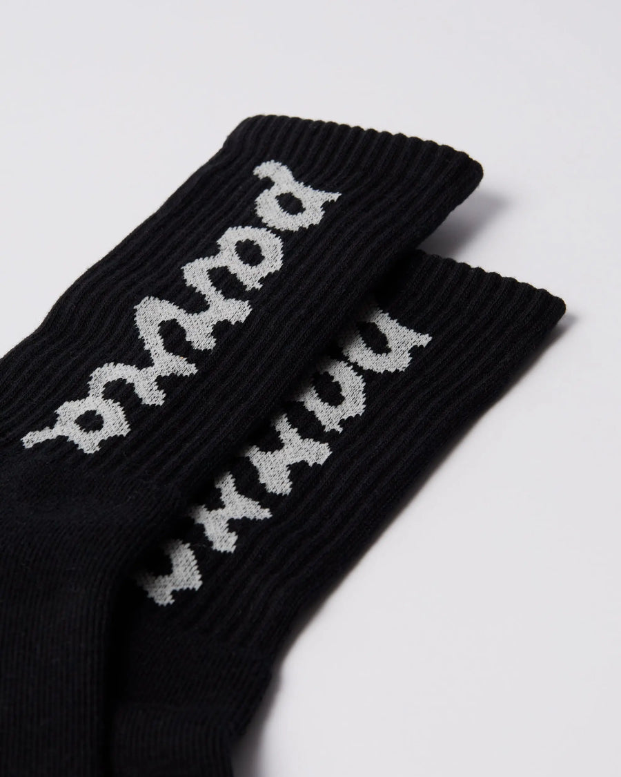 By Parra Lowercase scriptlogo crew socks (Black) By Parra